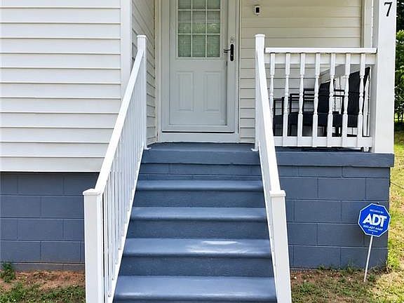 2nd image of 627 Dailey St