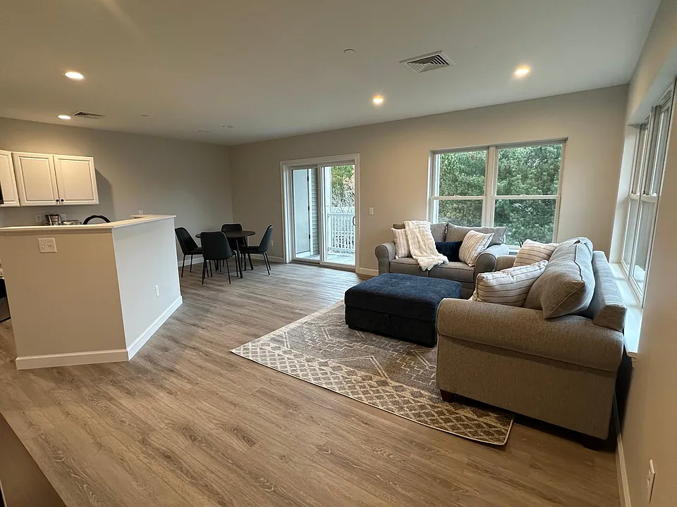 10 Riverplace Dr #312
