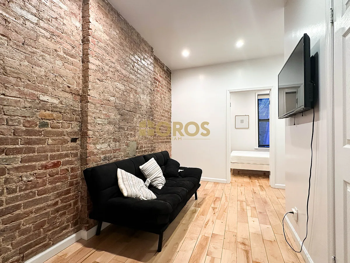 Building Photo - 213 E 10th St #8