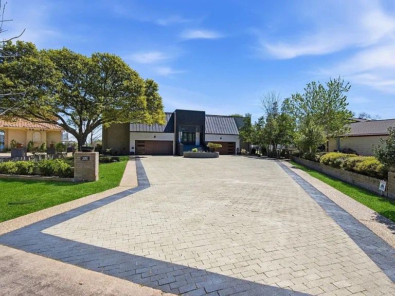11707 Edgewater Ct — Photo 2