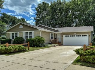 3996 N Parkside Dr, Hoffman Estates, IL 60192