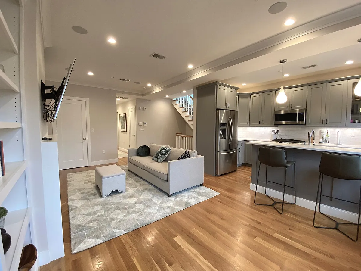 Building Photo - 364 Bunker Hill St #3