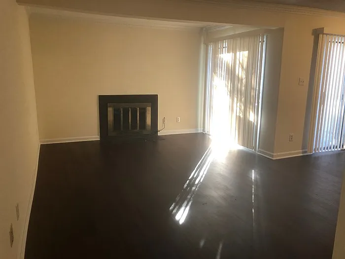 4101 Five Oaks Dr — Photo 2