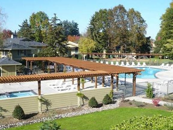 Large pool and hottub
