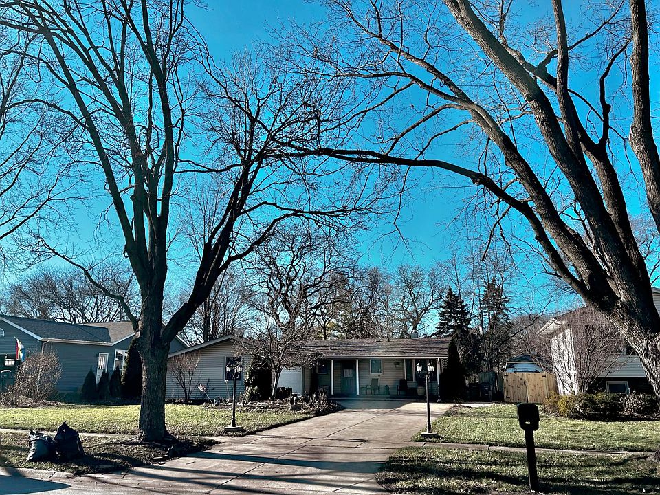 Large front driveway with massive front yard!