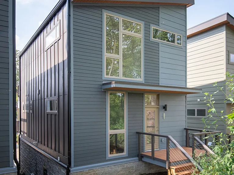 3060 Edwin Cir — Photo 1