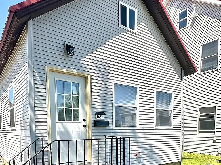 1437 Maple St — Photo 1
