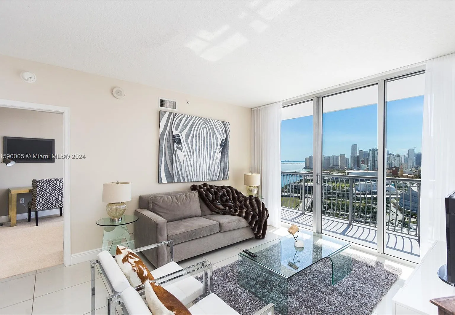 Opera Tower Condo — Photo 4