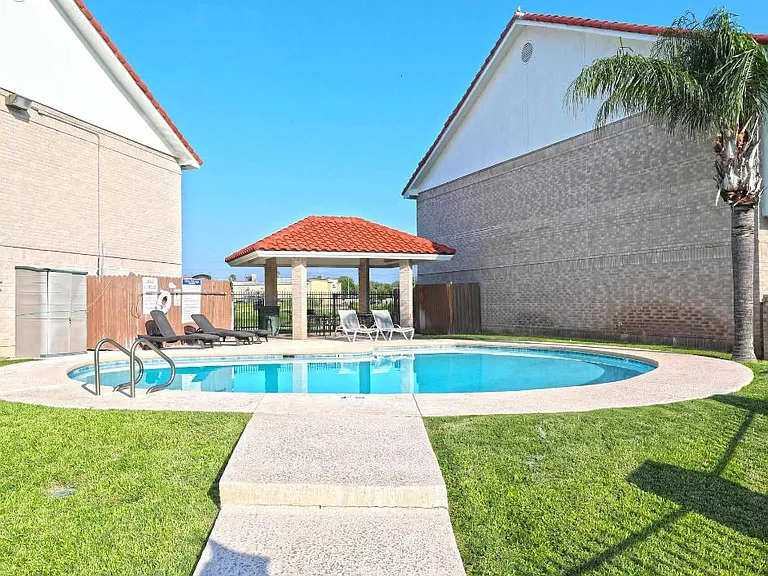 7521 Country Club Dr #307 — Photo 5