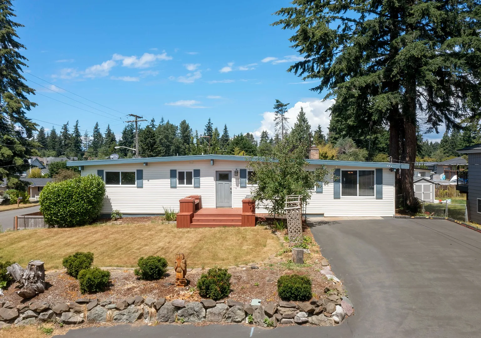 Spacious 5 Bedroom with Huge yard and 3 fireplaces — Photo 3