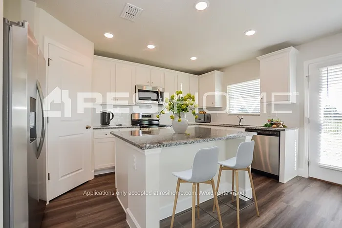 3 bed, 2.0 bath, 1855 sqft, $2,495 — Photo 3