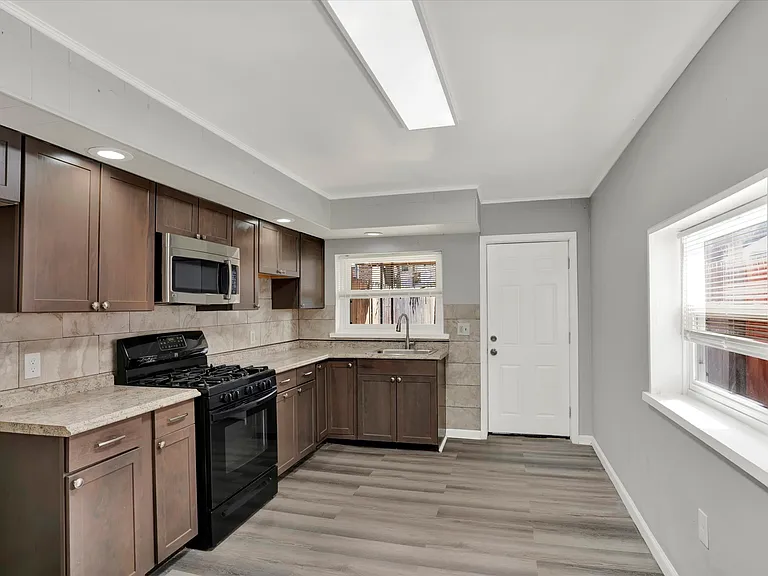 3019 Weikel St — Photo 10