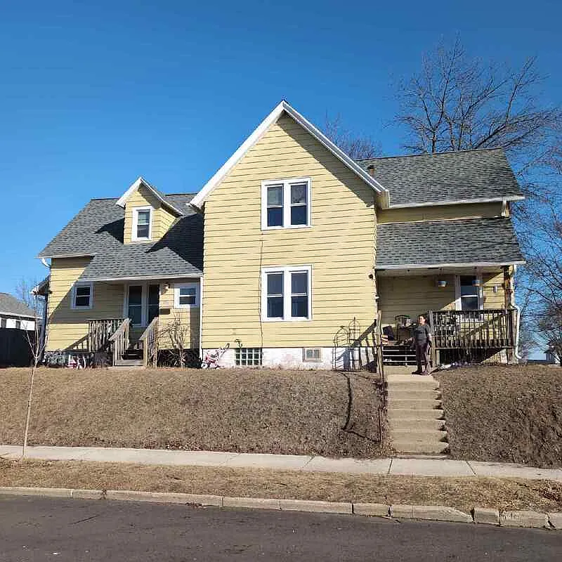 3 bed, 1.0 bath, $1,049 — Photo 1