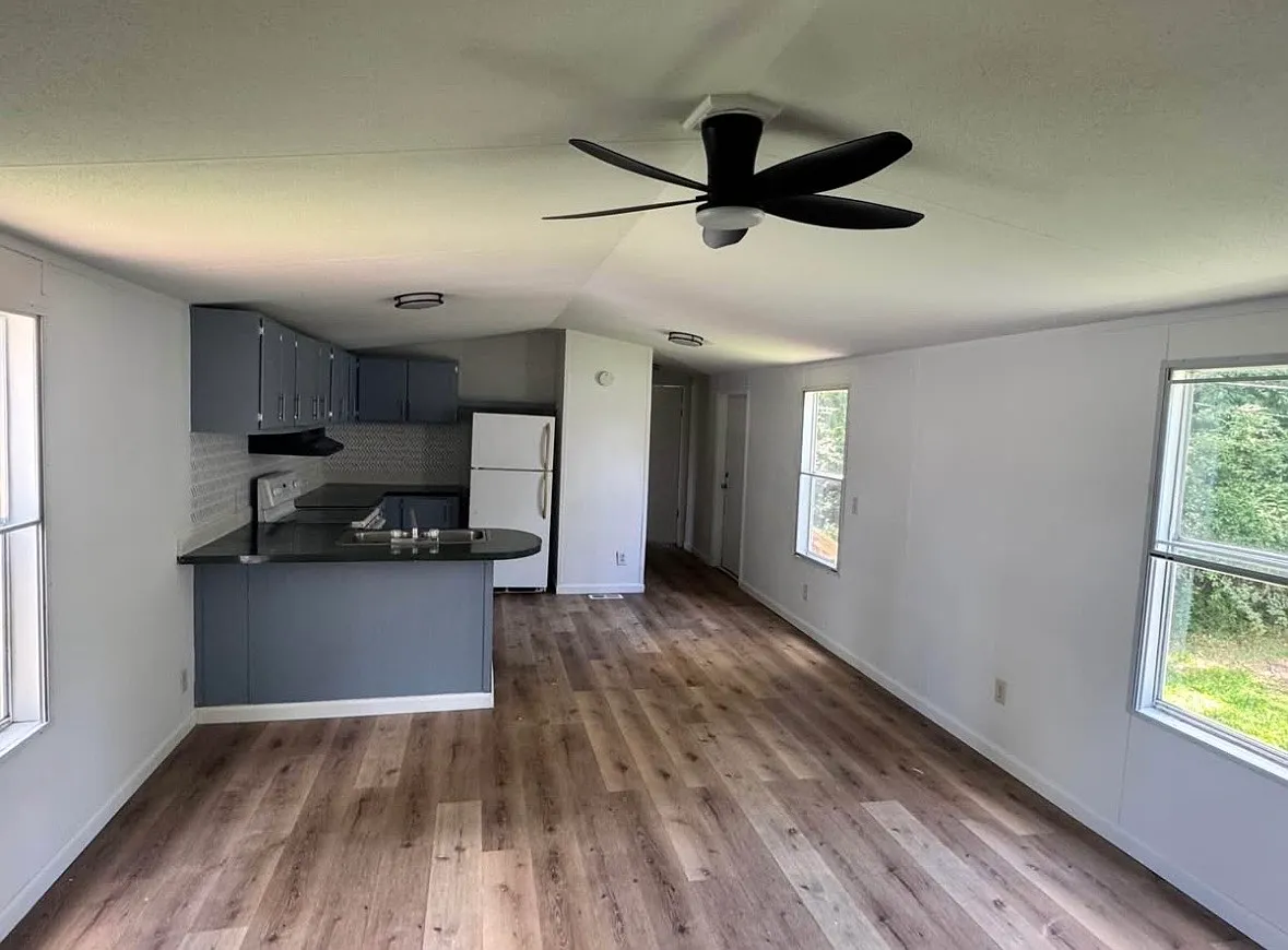 3 bed, $1,200 — Photo 2