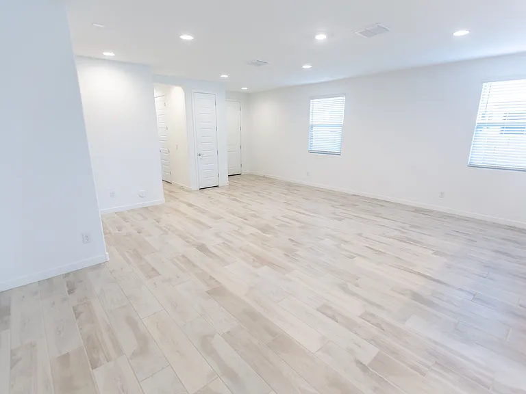 2243 E Ridgewood Ln — Photo 18