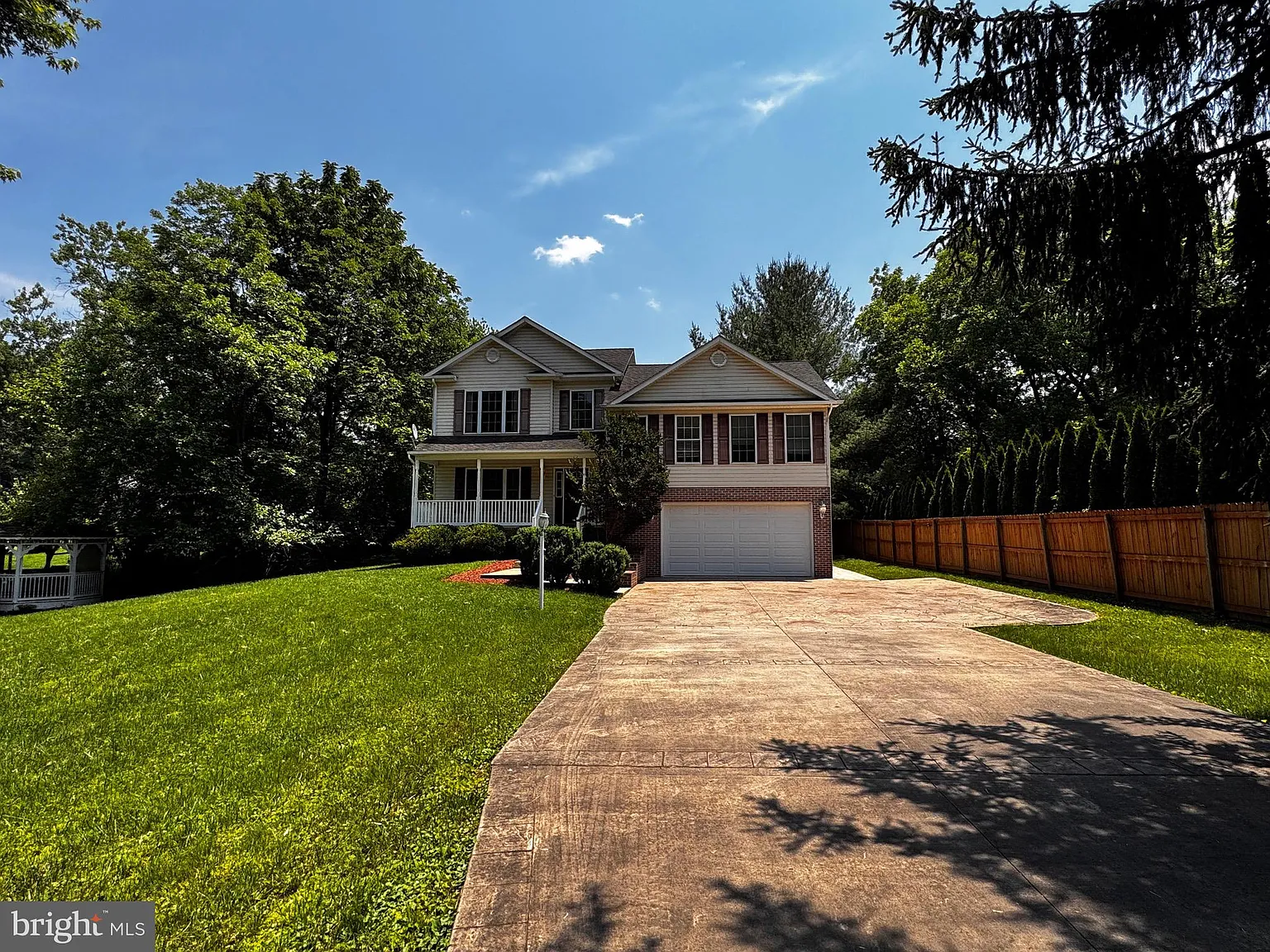 4 bed, 3.0 bath, 2471 sqft, $3,950 — Photo 3