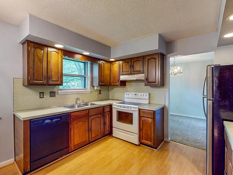 916 Huntington Cir — Photo 20