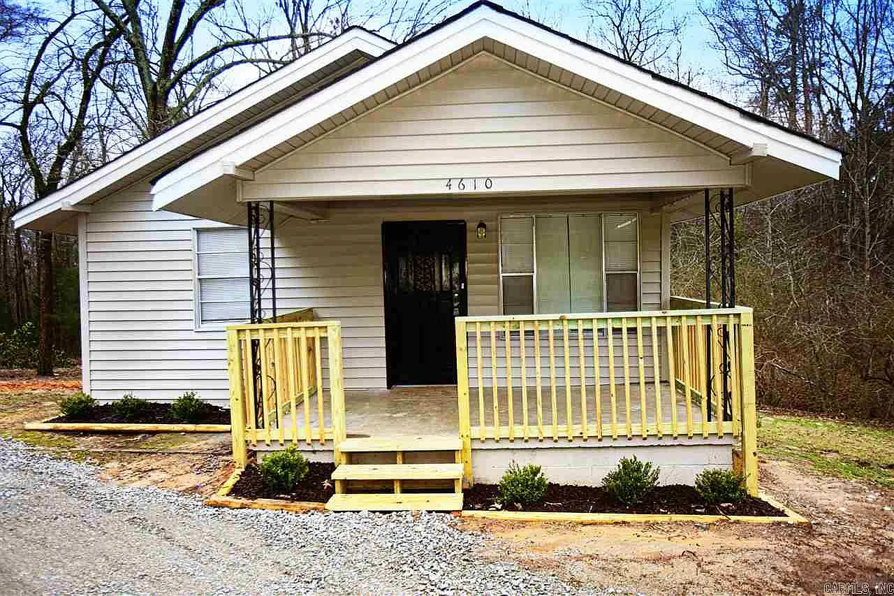 3 bed, 1.0 bath, 1064 sqft, $1,095 — Photo 1