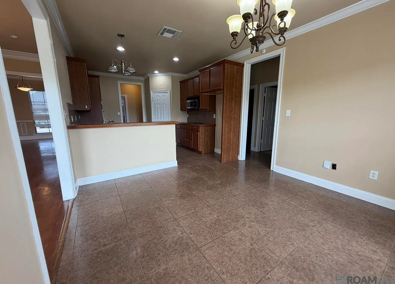4 bed, 2362 sqft, $2,300 — Photo 4