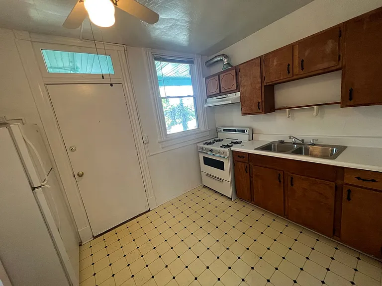 8 N. Auburn Ave. — Photo 25