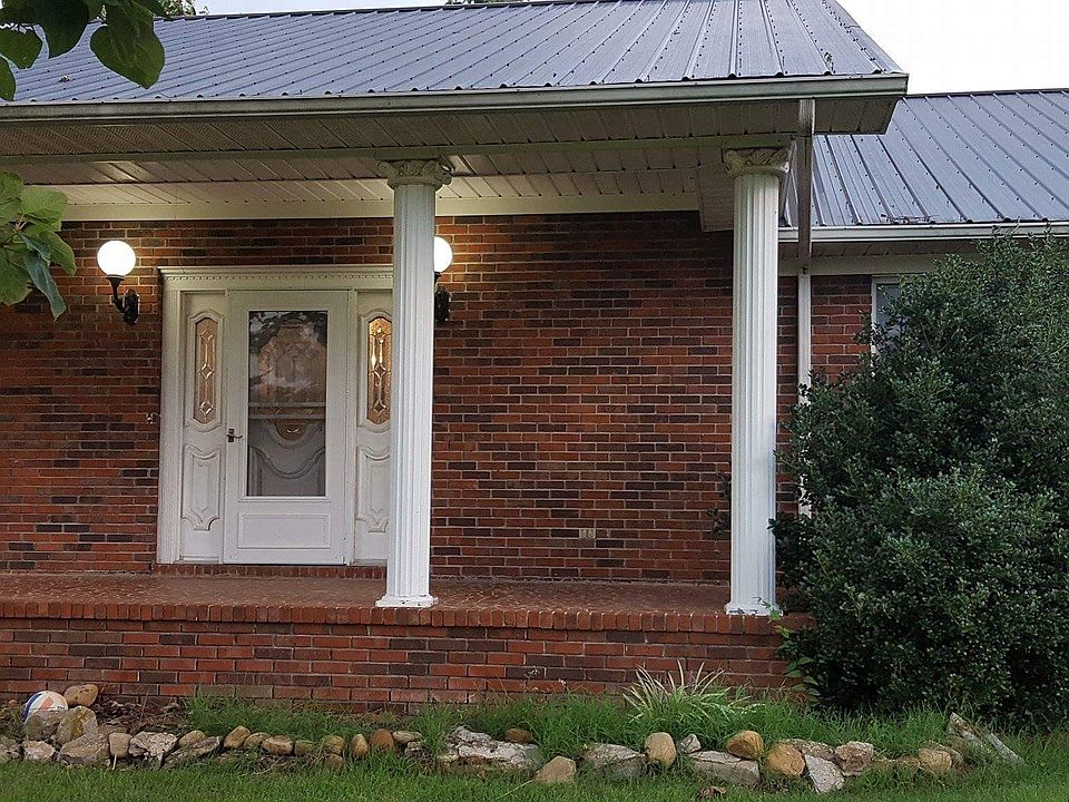 Large porch, to enjoy the afternoons!