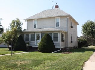 910 4th St NE, Hampton, IA 50441