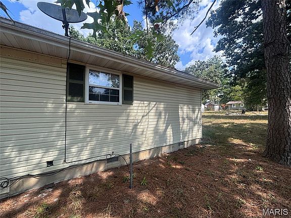 3rd image of 668 Lone Pine Rd