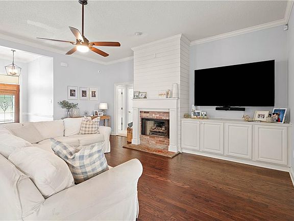 3rd image of 100 Carmel Dr