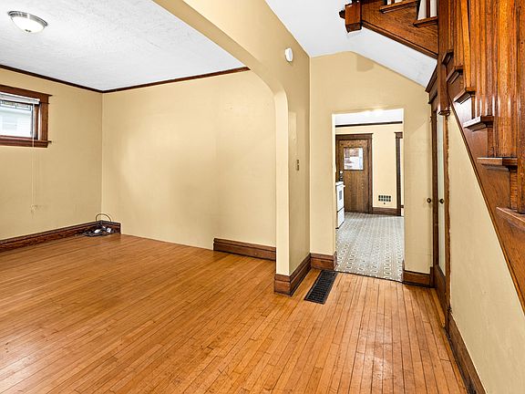 5th image of 930 N 12th Ave E