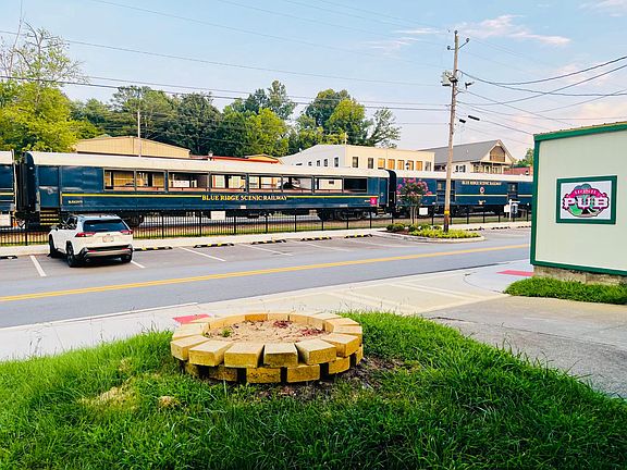 Walking distance from all the great places in Downtown Blue Ridge!