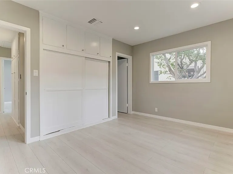 10935 Nassau Ave — Photo 15