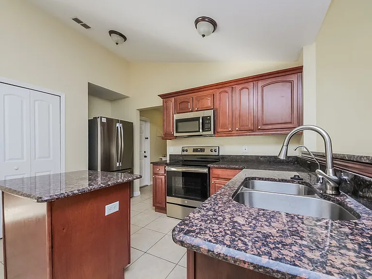 905 Derbyshire Dr — Photo 5