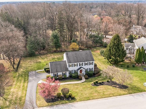 3rd image of 904 Brookmont Cir