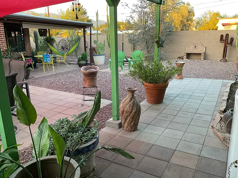 ENCLOSED YARD