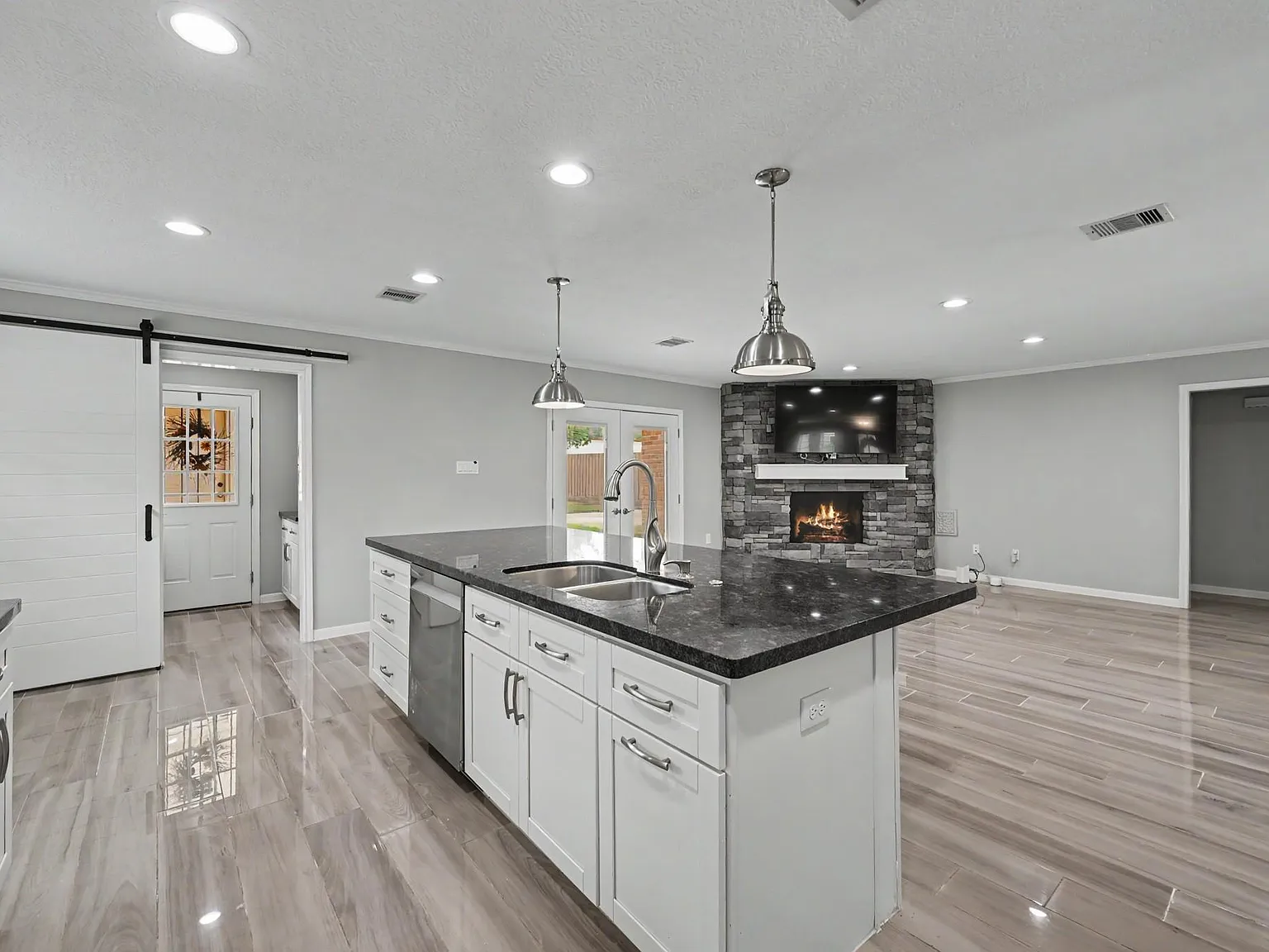 3 bed, 2.0 bath, 1739 sqft, $2,500 — Photo 4
