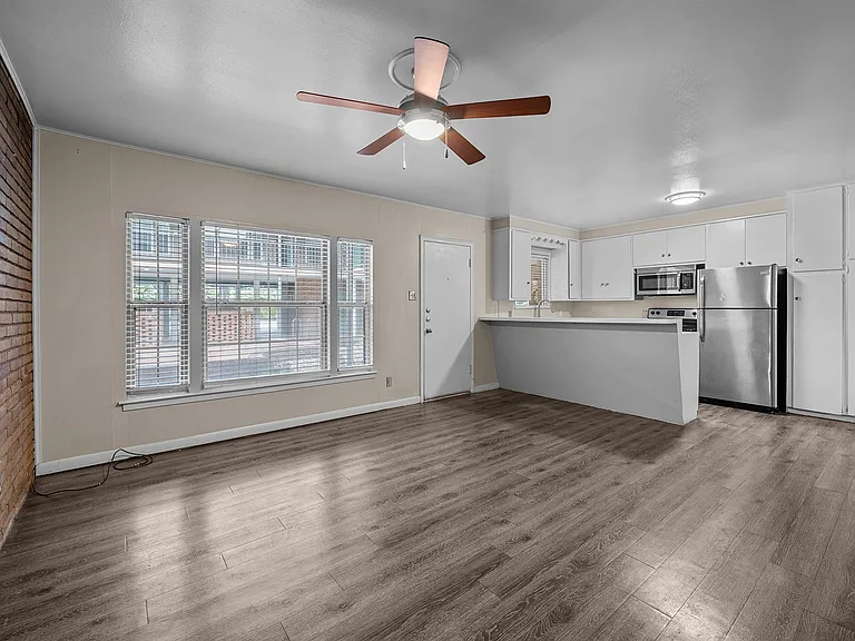 Enfield Court Apartments — Photo 2