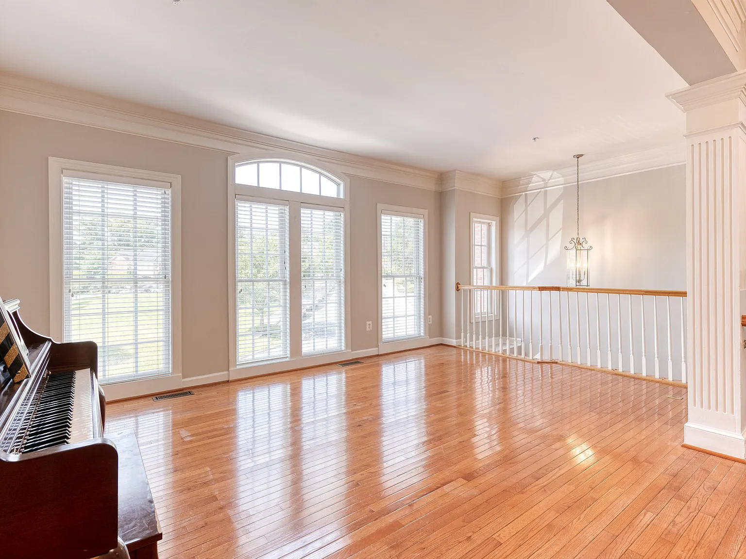 3 bed, 3.5 bath, 2760 sqft, $3,300 — Photo 3