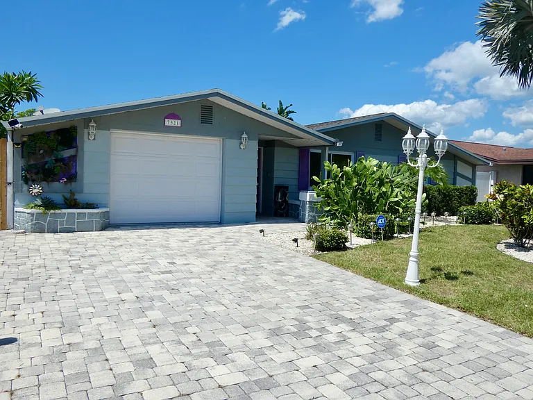 Robstown Dr — Photo 2