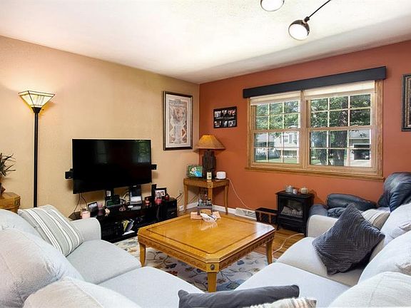 3rd image of 330 Crestview Dr