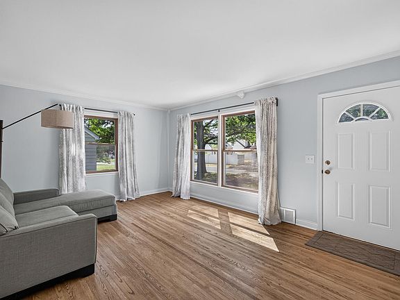 3rd image of 4619 Ivanhoe Pl