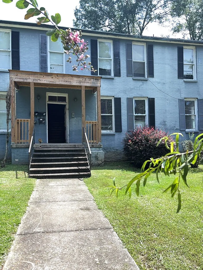 2 bed, 1.0 bath, $570 — Photo 1