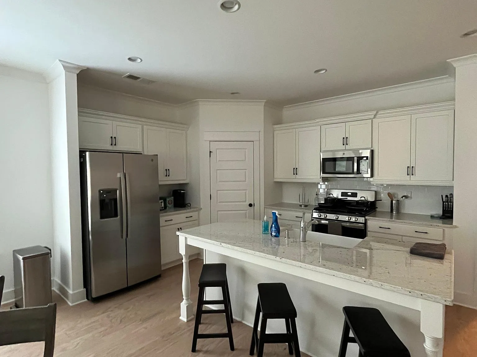 4 bed, 2654 sqft, $4,500 — Photo 2