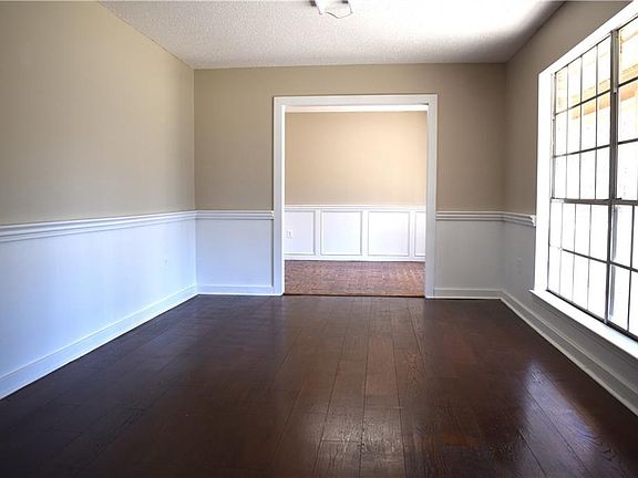 5th image of 3816 Leslie Rd