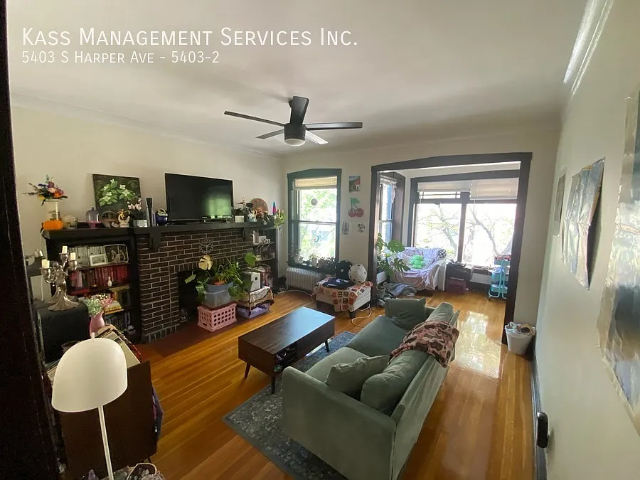 Spacious 3 Bed in Hyde Park, Steps to University of Chicago! — Photo 1
