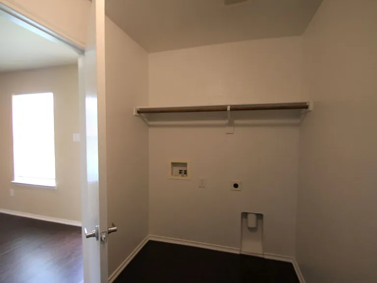 557 Winbridge Ln — Photo 10