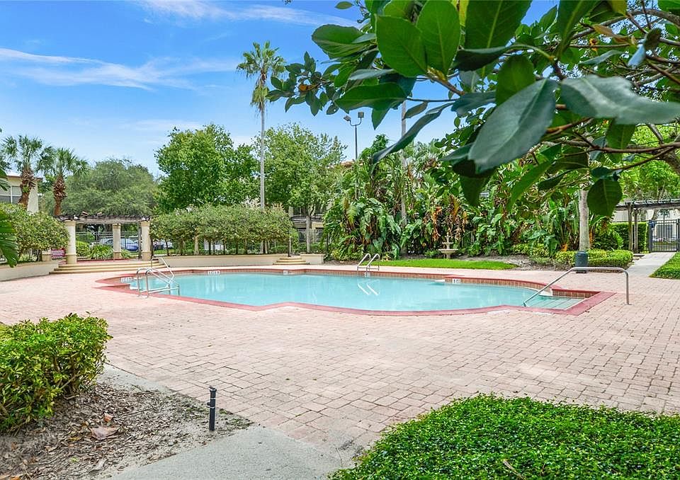 2nd image of 826 CAMARGO WAY #302
