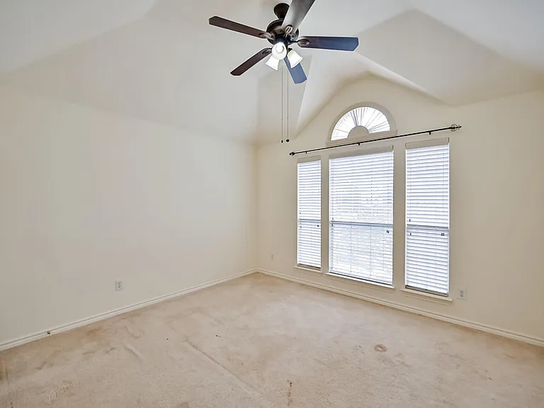 2716 Eastland Dr — Photo 32