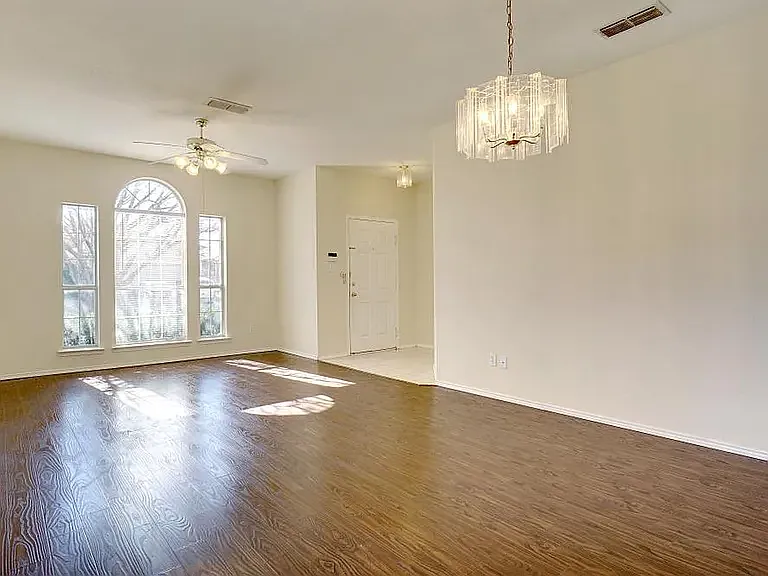 4 bed, 1864 sqft, $2,238 — Photo 3