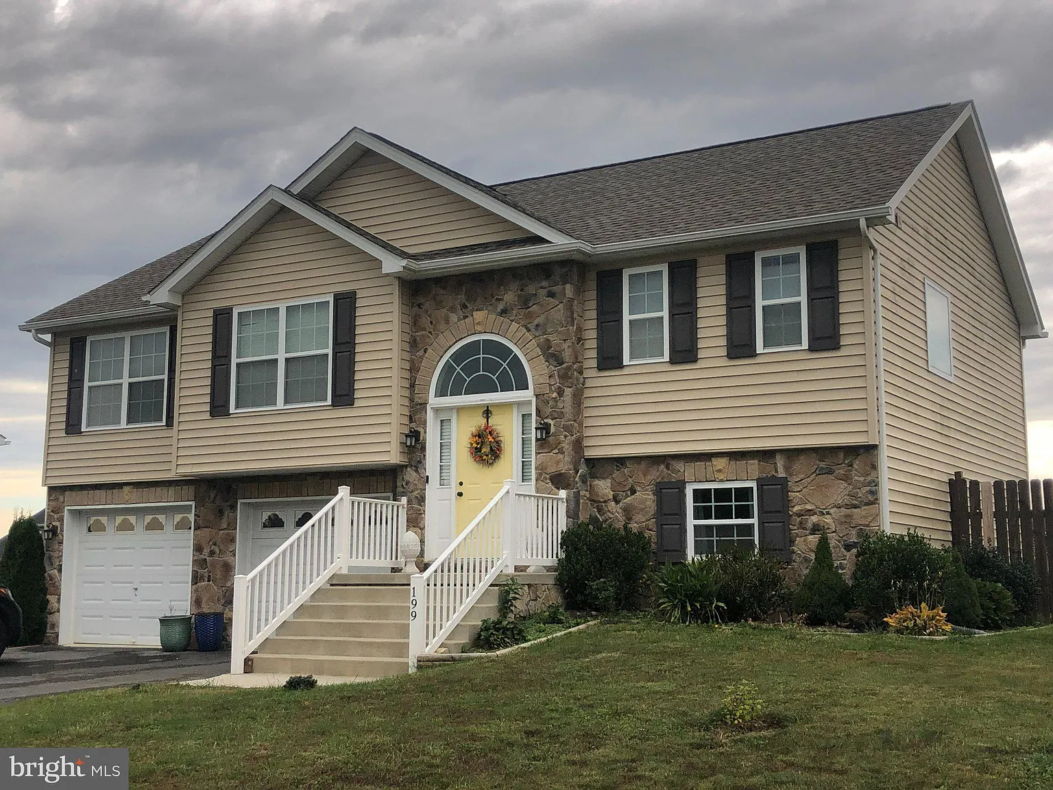 3 bed, 2.5 bath, 1736 sqft, $2,100 — Photo 1