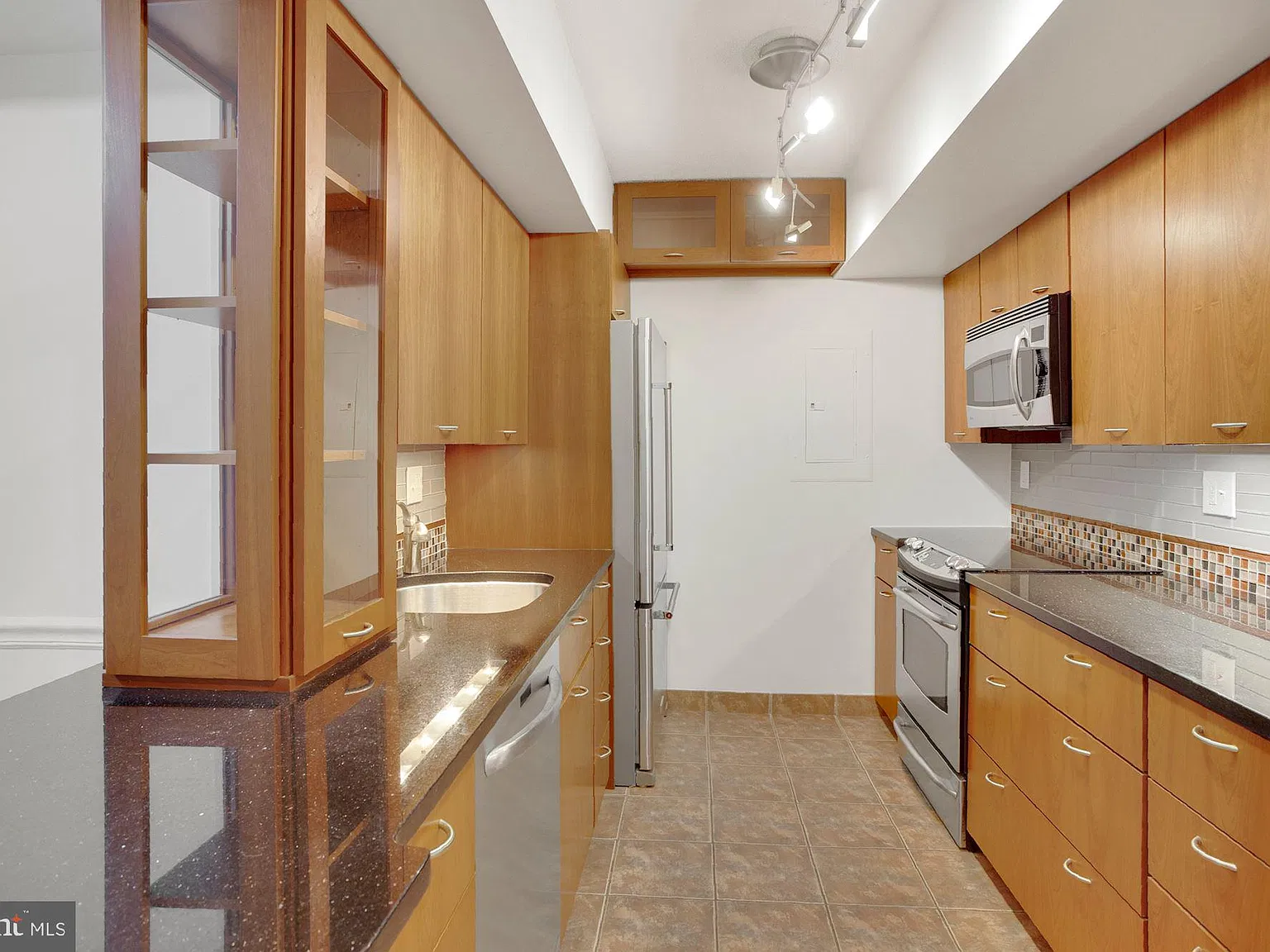 1 bed, 1.5 bath, 830 sqft, $3,000 — Photo 2